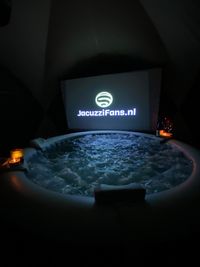 Een nieuwe idee: opblaasbare jacuzzi met beamer kwaliteiten